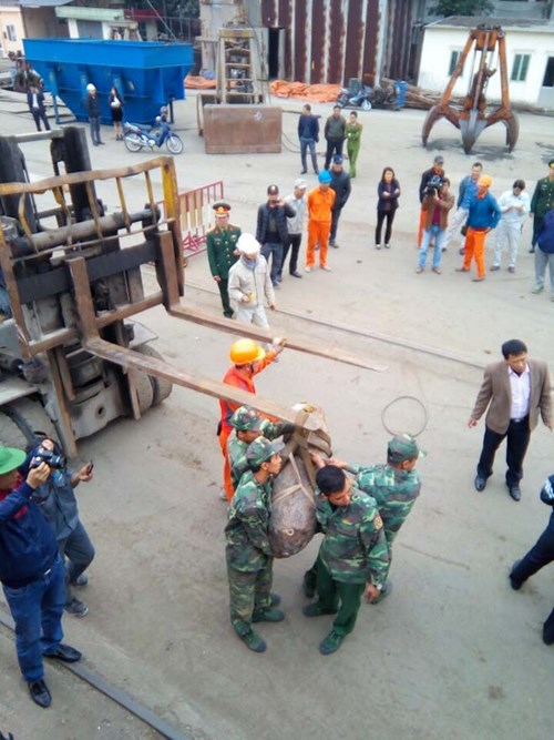 Hải[-]Phòng:[-]Tàu[-]hàng[-]kéo[-]được[-]quả[-]bom[-]dài[-]hơn[-]1[-]mét[-]khi[-]rời[-]cảng
